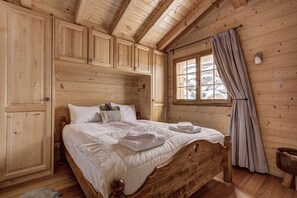 5 bedrooms, iron/ironing board, WiFi, bed sheets
