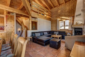 Fernseher, Kamin, Stereoanlage