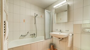 Kombinert dusj/badekar, hårføner og håndklær