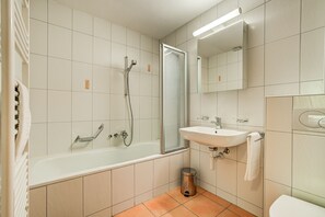 Ensemble douche/baignoire, sèche-cheveux, serviettes fournies