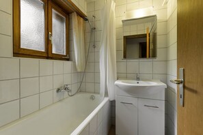 Badkar/dusch, miljövänliga toalettartiklar, hårtork och handdukar