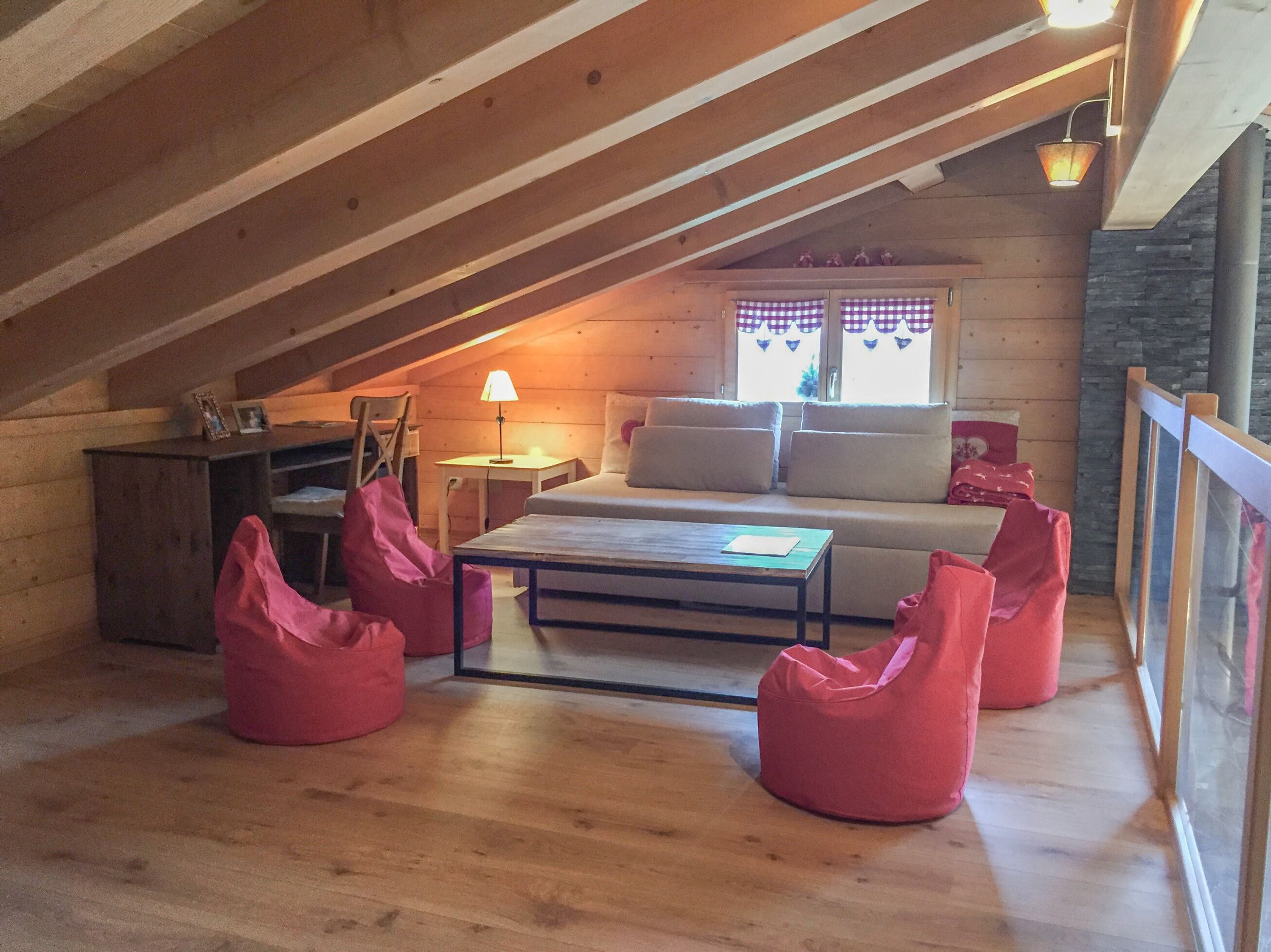 Télévision, cheminée, lecteur de DVD, table de tennis de table