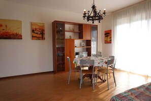 Apartment, 2 Bedrooms, Balcony, Pool View | Living area