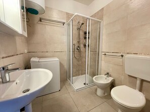 Apartment, 2 Bedrooms, Balcony, Pool View | Bathroom