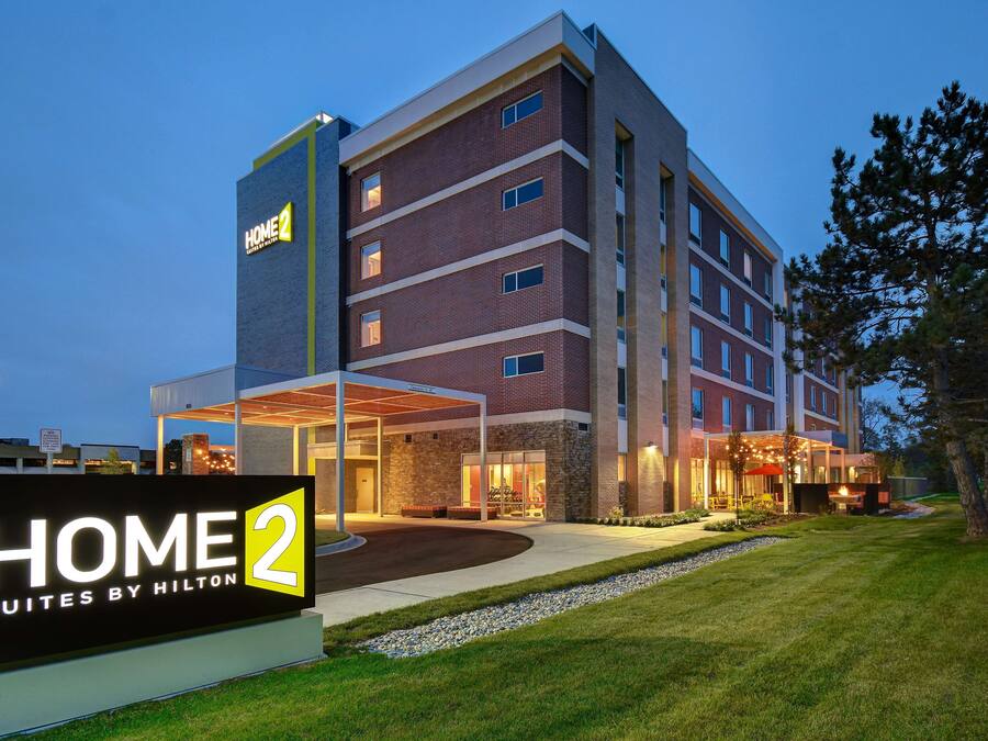 Een meerhoog hotel met een opvallend bord met daarop