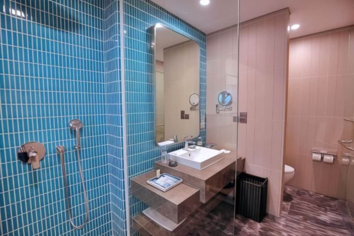 Bathroom | Free toiletries, hair dryer, bathrobes, slippers