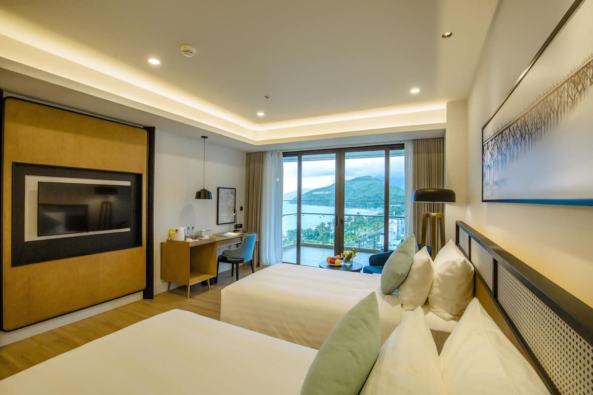 Kamar Twin Deluks, pemandangan laut | Minibar, brankas, meja kerja, dan ruang kerja ramah laptop