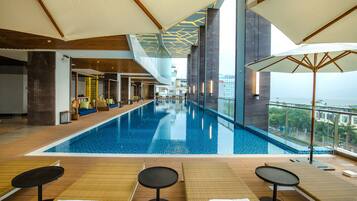 Innenpool, Außenpool, Liegestühle