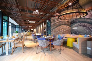 2 间餐厅，供应早餐、午餐和晚餐，亚洲菜