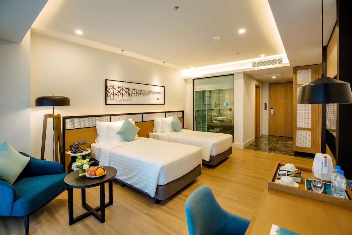 Kamar Triple Deluks, pemandangan kota | Minibar, brankas, meja kerja, dan ruang kerja ramah laptop