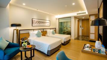 Deluxe-Dreibettzimmer, Stadtblick | 1 Schlafzimmer, Minibar, Zimmersafe, Schreibtisch