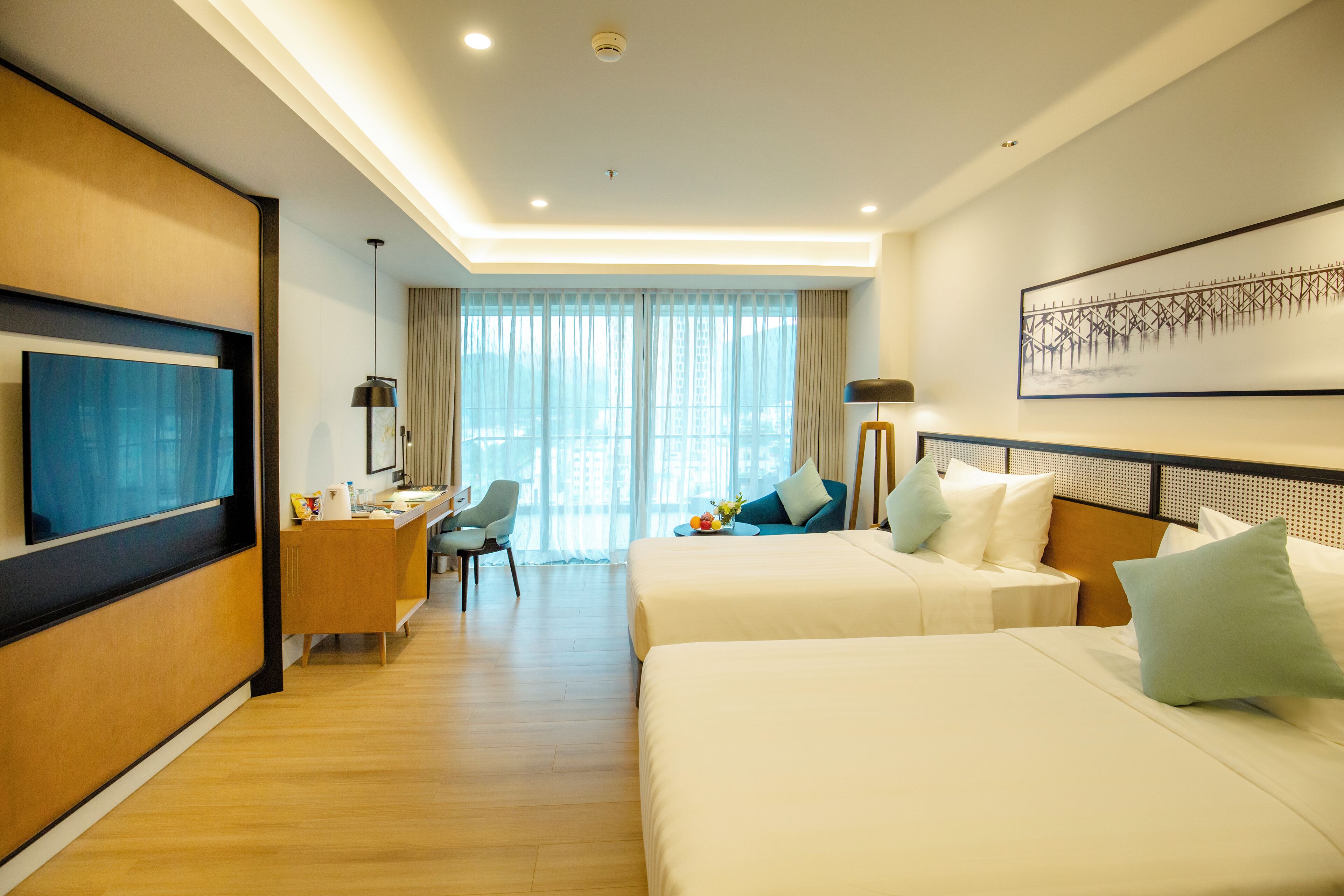 Minibar, coffres-forts dans les chambres, bureau