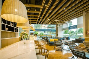 2 restaurants; breakfast, lunch, dinner, and brunch served - FLC City Hotel Beach Quy Nhon (Quy Nhon)