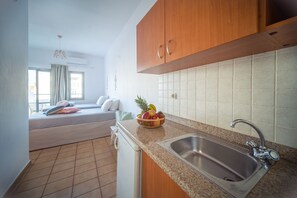迷你雪櫃、爐具、電熱水壺、廚房用具/餐具/器皿