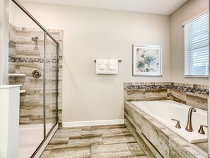Combined shower/tub, hair dryer, towels - Arcade & Game Rm | 2 Theaters | Pool & Spa | 8 BR (Davenport)