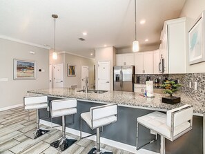 Fridge, microwave, oven, stovetop - NEW Reno-2 Game Rooms-2 Theaters-Themed BRs-FUN! (Davenport)