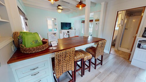 Coastal Cottage 1 Block from Beach!~Steele Magnolias on Folly