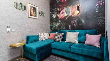 Apartment | Wohnbereich | 32-Zoll-LCD-Fernseher mit Kabelempfang, Fernseher, aktuelle Filme