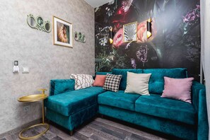 Apartment | Wohnbereich | 32-Zoll-LCD-Fernseher mit Kabelempfang, Fernseher, aktuelle Filme