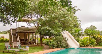 Spacious Home, Pool, Games Room In the ❤ Victoria Falls