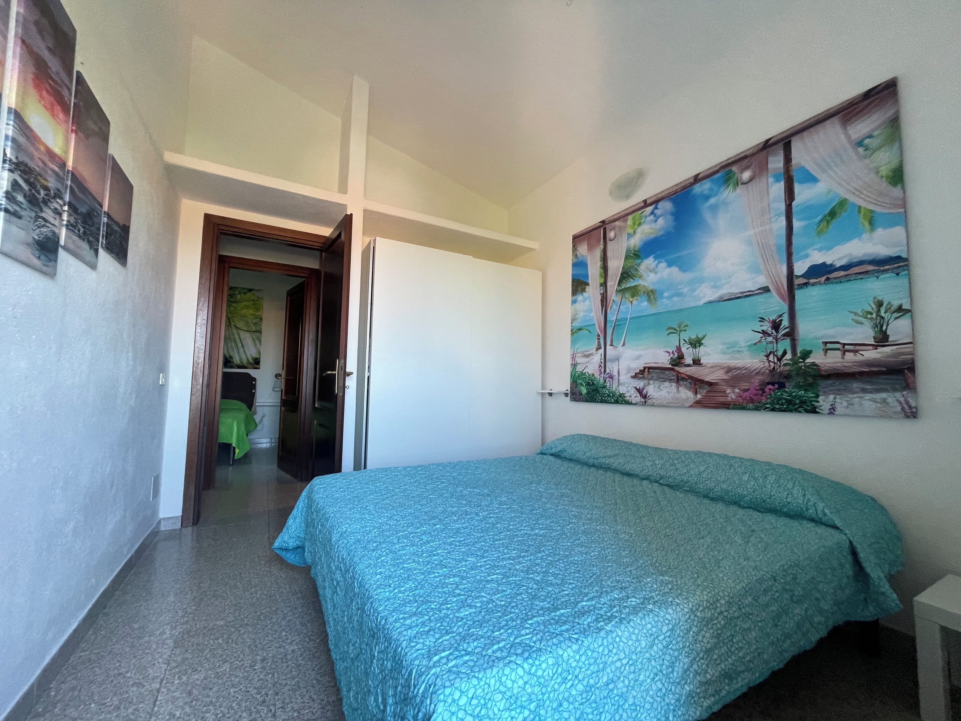 2 quartos, ferros/tábuas de passar roupa, berços, berço de viagem