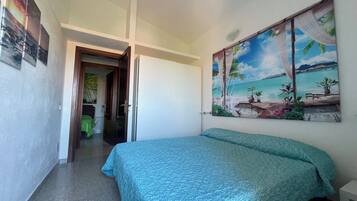 2 quartos, ferros/tábuas de passar roupa, berços, berço de viagem