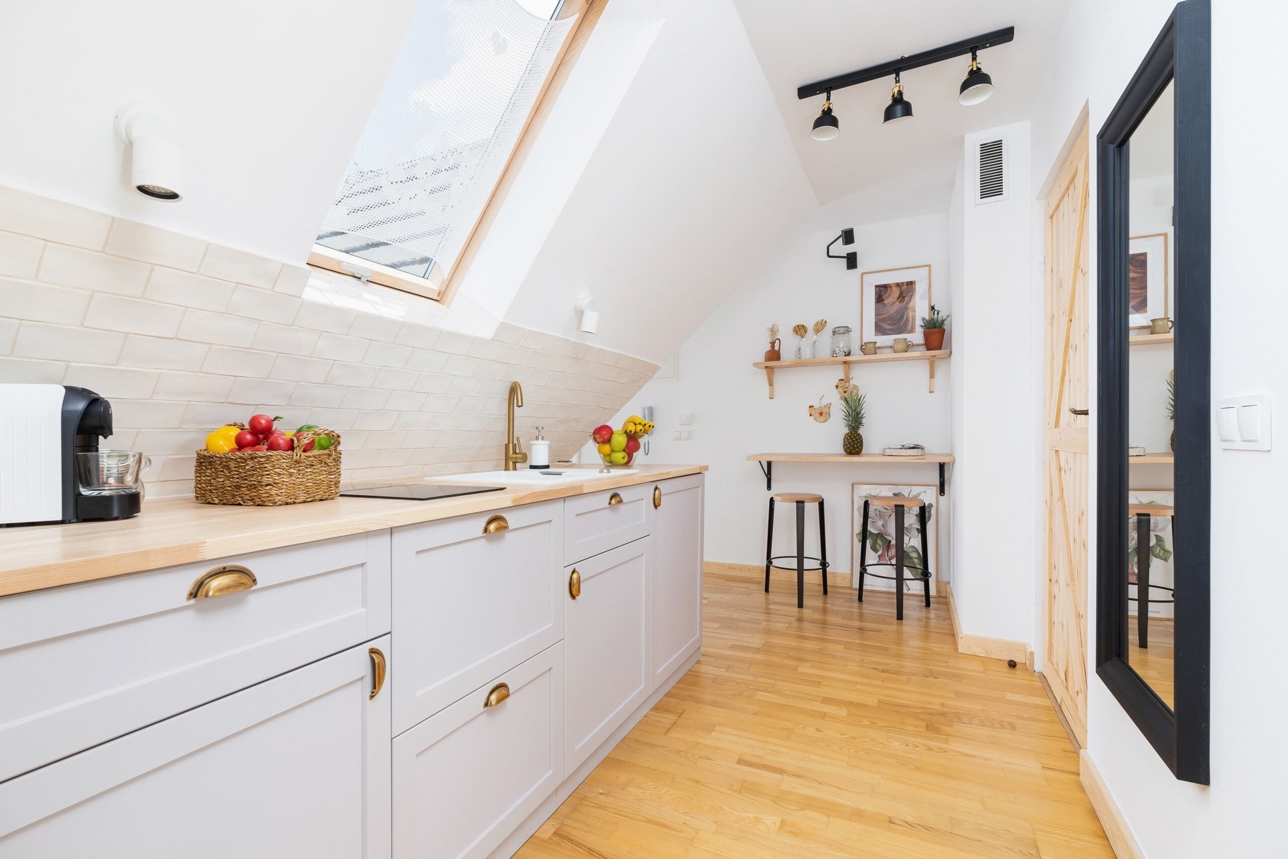 Jääkaappi, liesi, astianpesukone, kahvin-/teenkeitin