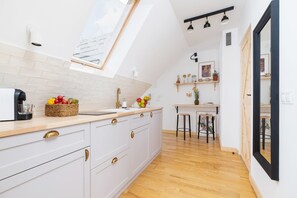 Een koelkast, een kookplaat, een vaatwasser