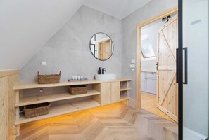 Dusche, Haartrockner, Handtücher, Shampoo