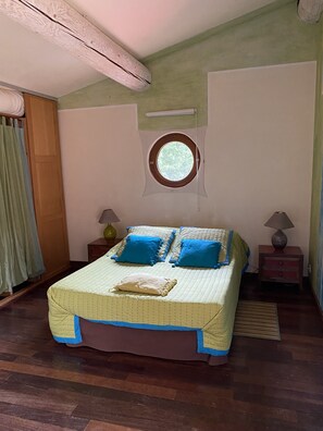 2 habitaciones, tabla de planchar con plancha y cuna de viaje 