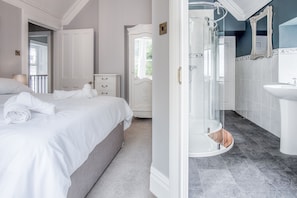 Premium bedding, iron/ironing board, free WiFi, bed sheets
