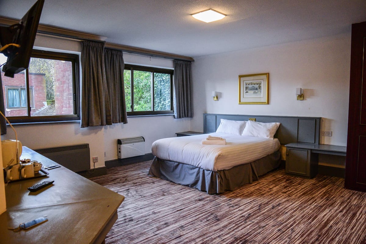 Family Triple Room | Desk, iron/ironing board, free WiFi, bed sheets