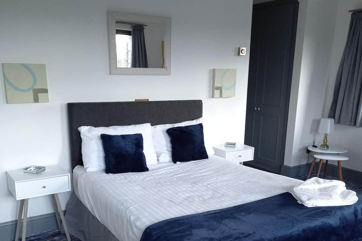 Deluxe Double Room | Desk, iron/ironing board, free WiFi, bed sheets
