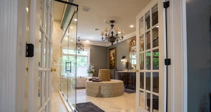 Beautiful Home with Hot Tub, Community Pool, and Screened in Porch