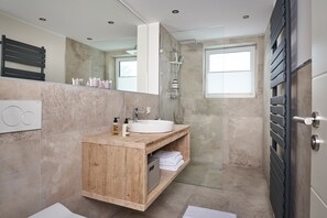 Dusche, Haartrockner, Handtücher