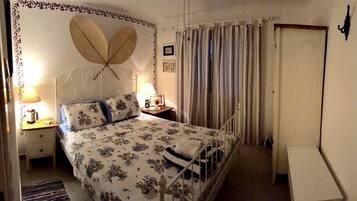 2 bedrooms, iron/ironing board, WiFi