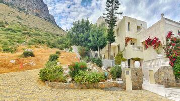 Apartment, 1 Bedroom, Balcony, Garden View | Parking | Free self parking