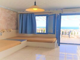 Apartamento, 1 habitación, balcón, vistas al jardín | Zona de estar | Una televisión, libros