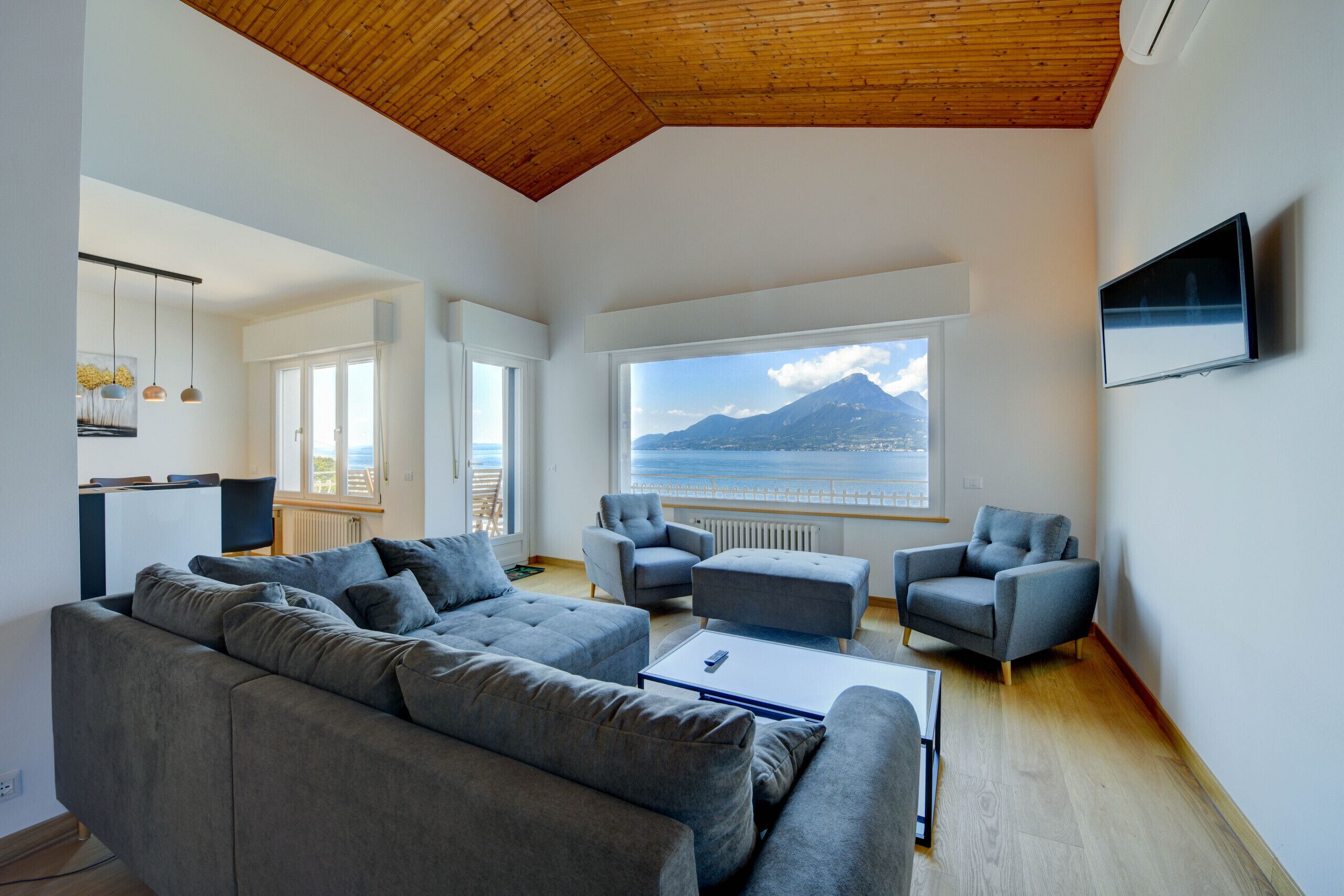 Televisie en een open haard