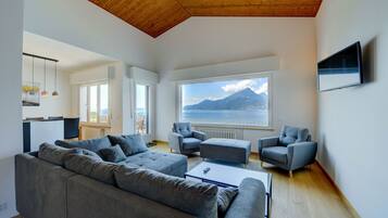 Televisie en een open haard