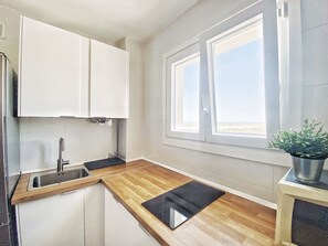 Een koelkast, een microgolfoven, een kookplaat