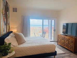 Iron/ironing board, travel cot, free WiFi, bed sheets - Steps away from the beach! (Williamsburg)