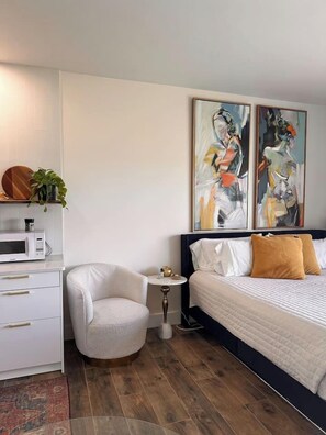 Iron/ironing board, travel cot, free WiFi, bed sheets - Steps away from the beach! (Williamsburg)