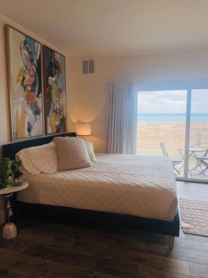 Iron/ironing board, travel cot, free WiFi, bed sheets - Steps away from the beach! (Williamsburg)
