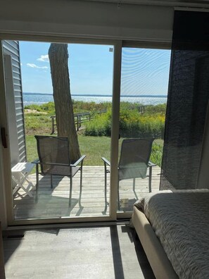 Iron/ironing board, travel cot, free WiFi, bed sheets - Steps away from the beach! (Williamsburg)