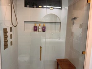 Baignoire, sèche-cheveux, serviettes fournies, shampoing