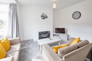 House | Living area | 32-inch flat-screen TV with digital channels, TV