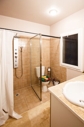 Douche, serviettes fournies, papier toilette