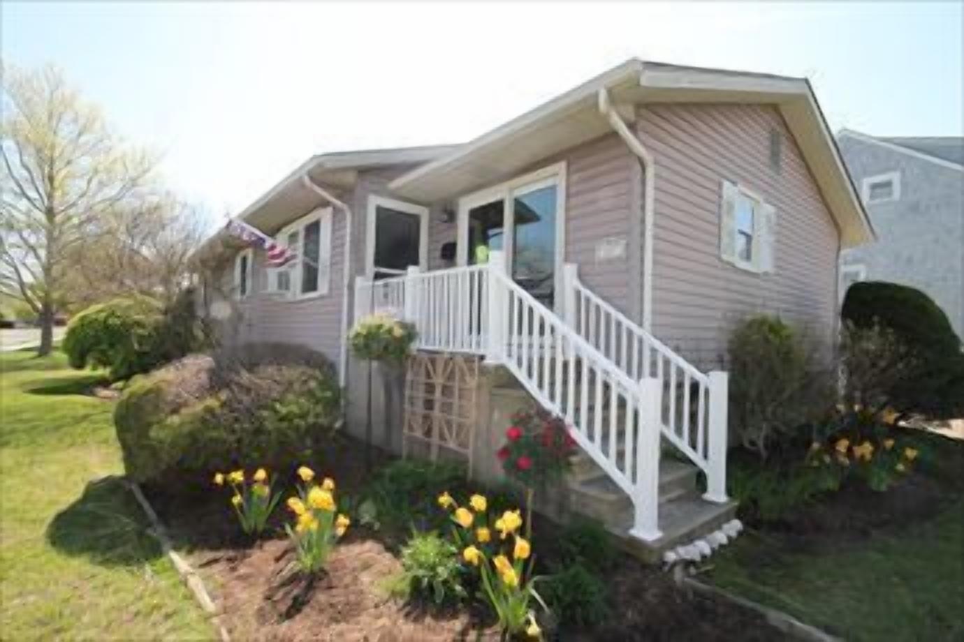 Fabulous location only two blocks from a guarded beach (in season) and boardwalk as well as a short walk/bike ride from town and surrounding restaurants and shops.