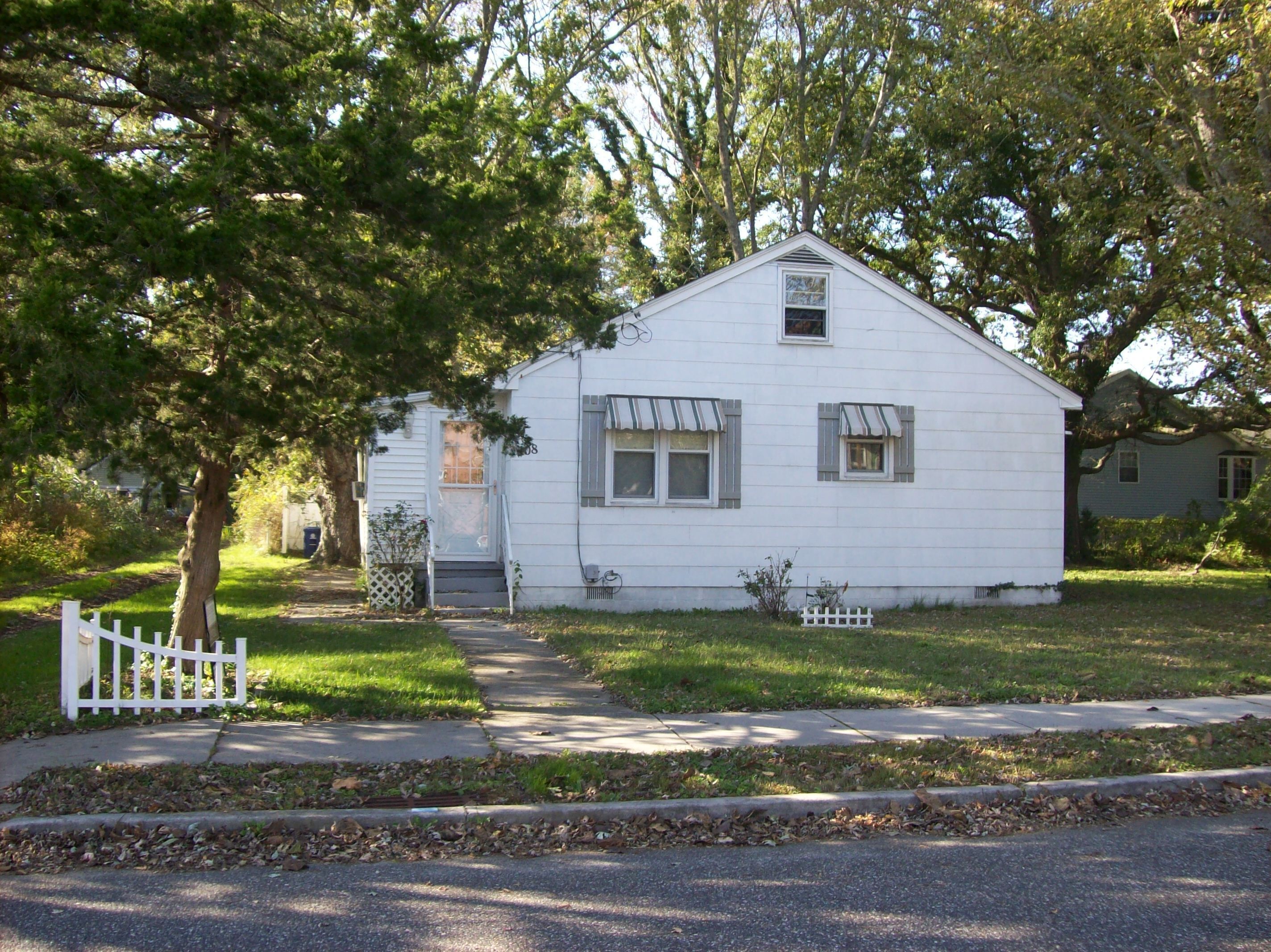 "Paradise on Pacific", this Sat. to Sat. pet friendly rental sits on a lovely lot on quiet Pacific Ave.